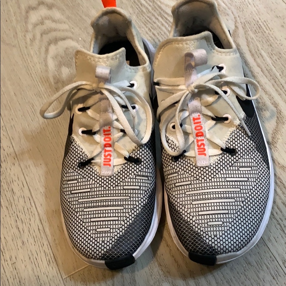 Women’s Nike shoe